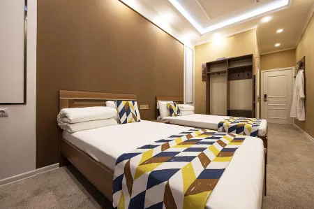 Double L (Дабл Эль) Отели рядом с достопримечательностью «Батарея Максутова»