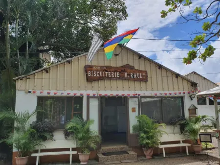 Tyvabro Guesthouse Отели рядом с достопримечательностью «Mauritius Duty Free Paradise Co Ltd.»