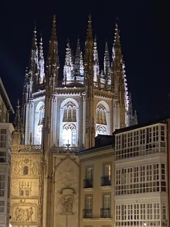 Apartamentos la Flora Burgos Todos Con Aire Acondicionado y Ascensor Отели рядом с достопримечательностью «Salón del Reino de los Testigos de Jehová»