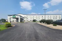 Super 8 by Wyndham McHenry/Fox Lake Area