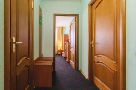 Оазис Отели рядом с достопримечательностью «Церковь Успенья Богородицы с Пароменья»