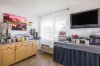 Super 8 by Wyndham Hayward Downtown