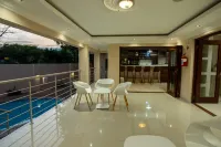 Global Village Guest House - parking