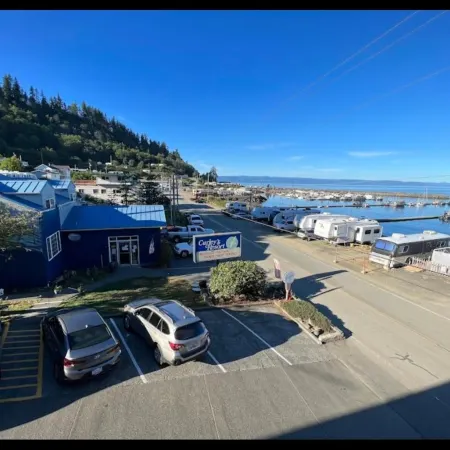 Curley's Resort & Dive Center
