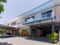 RedDoorz Near Sam Ratulangi Airport Manado Hotels in Mapanget