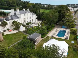 La Haule Manor