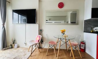 Bright Studio Sleeps 3 with Parking and City View
