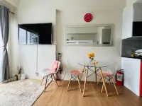 Bright Studio Sleeps 3 with Parking and City View - balcony