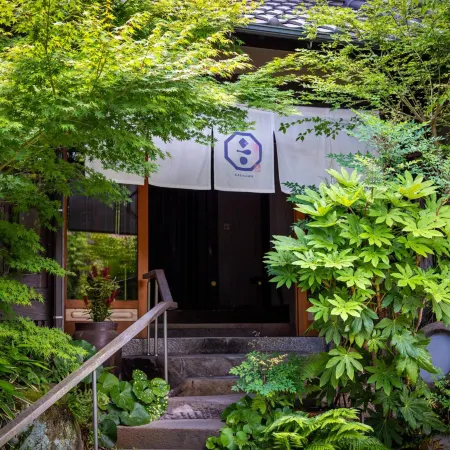 Ryokan Kiraku Отели рядом с достопримечательностью «Тсуру-но-ю»