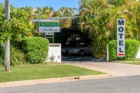 Emerald Motel Apartments - parking
