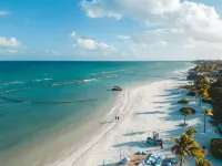 Holiday Inn Express & Suites PLAYA DEL CARMEN by IHG Отели рядом с достопримечательностью «Пляжный клуб Kool»