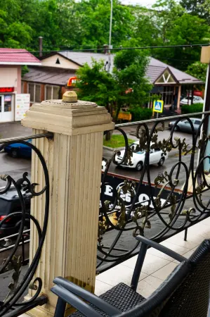 Villa Lazio (Вилла Лацио) Отели рядом с достопримечательностью «Памятник Остапу Бендеру»