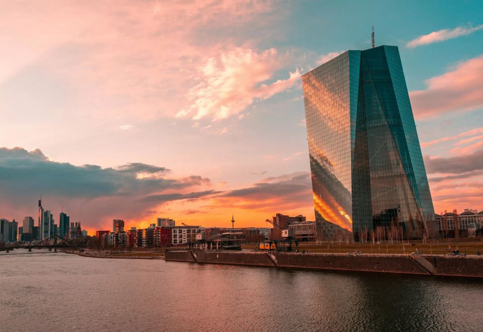 3. 홀리데이 인 -..