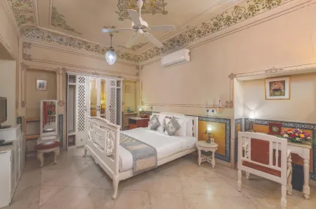 Chomu Palace Jaipur - A Heritage Hotel Отели в г. Самод