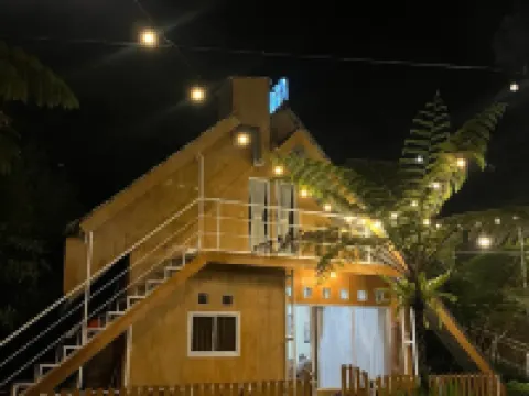 Villa Kolah Watu โรงแรมในโวโนโซโบ