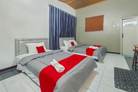 RedDoorz Syariah at Oemah 85 Purwokerto Отели рядом с достопримечательностью «Monumen Panglima Besar Jenderal Soedirman»