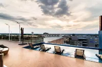 Oscar Hotel Executive - Pools