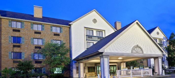 La Quinta Inn & Suites by Wyndham Cleveland Macedonia Hotels in Summit County
