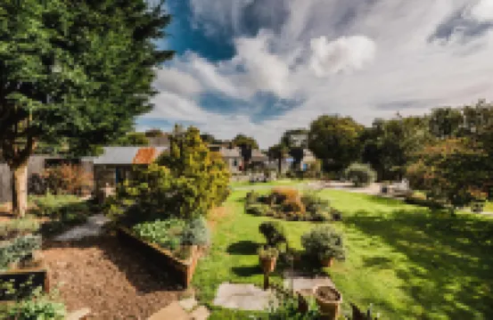 Lower Barns Guest House  호텔