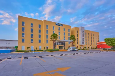 City Express by Marriott Ciudad de México Plaza Central Templo Expiatorio a Cristo Rey附近的飯店