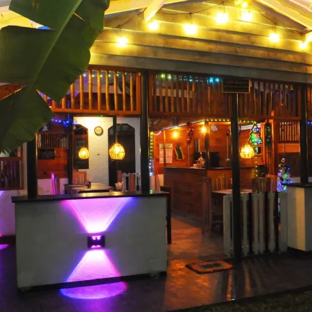 Raymond House(Sun Beach House) Отели рядом с достопримечательностью «Река Полватта»
