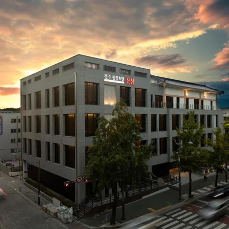 Jeonju Tourist Hotel Kkotsim Отели рядом с достопримечательностью «Музей королевских портретов»