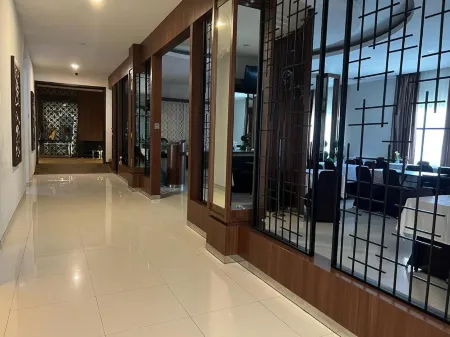 Ayla City Hotel Отели в г. West Sorong