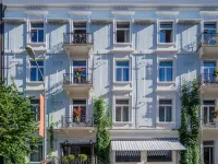 Alma Hotel - Boutique hideaway by the lake with rooftop and ladies-only wellness Hotel berhampiran Dataran Bellevue