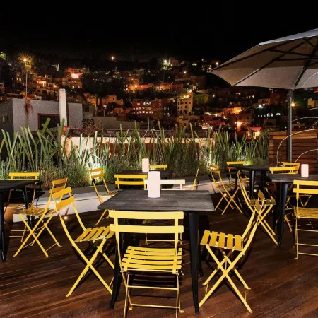 Antigua Trece Hotel Fusión