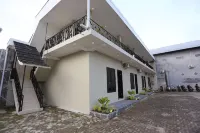 Heroes Hotel Hotels in Genteng