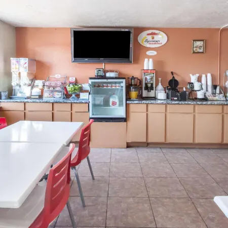 Super 8 by Wyndham Chickasha