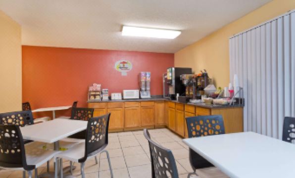 Super 8 by Wyndham Chipley