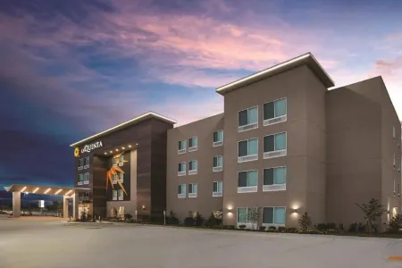 La Quinta Inn & Suites by Wyndham Clovis CA Отели рядом с достопримечательностью «Sierra Vista Kiosk - Fresno County Public Library»