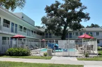 Motel 6 Atascadero, CA - Swimmingpools