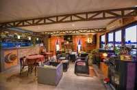 San Art Floating Hostel & Apartments