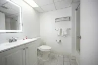 Greenwoods Inn & Suites - parking