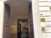蜂巢旅館 鄰近曼佐尼的酒店