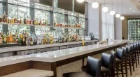 DoubleTree by Hilton Charlottesville - bar