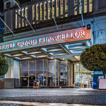 Hotel Grand Chancellor Adelaide Отели рядом с достопримечательностью «Площадь Виктория»