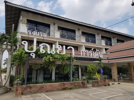 Punya Garden Hotel Отели рядом с достопримечательностью «Naresuan University»