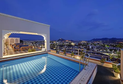 ราช คูเบอร์ - โรงแรม บูทีค วิวทะเลสาบ - สระว่ายน้ำแบบอินฟินิตี้
