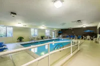 Comfort Suites St Charles-St Louis - Swimmingpools