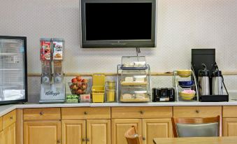 Days Inn & Suites by Wyndham Charleston Airport West