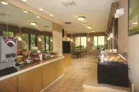 Baymont by Wyndham Daytona Beach/Intl Speedway - Breakfast