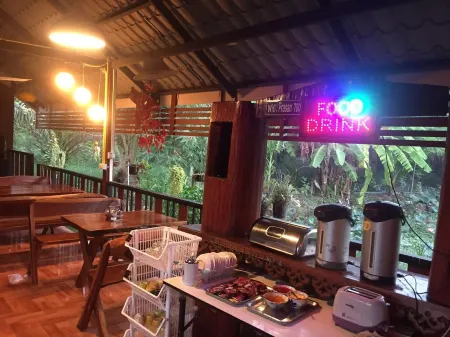 Bussaracum Resort Отели рядом с достопримечательностью «Wat Dong Sak»