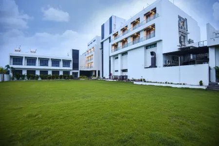 Hotel the Grand Daksh Somnath Отели рядом с достопримечательностью «Veraval Seafront»