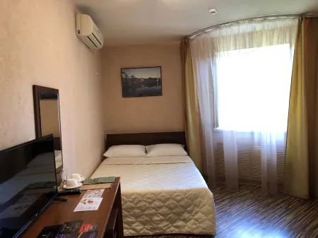 Галерея (бывш. Сакура) Отели рядом с достопримечательностью «Памятник Омару Хайяму»