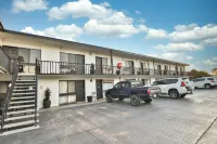 Boulevard Motor Inn - parking