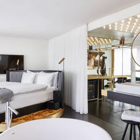 Roomers Munich, Autograph Collection