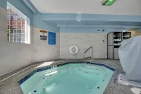 Holiday Inn Express & Suites PORTLAND-JANTZEN BEACH by IHG - Bathtub